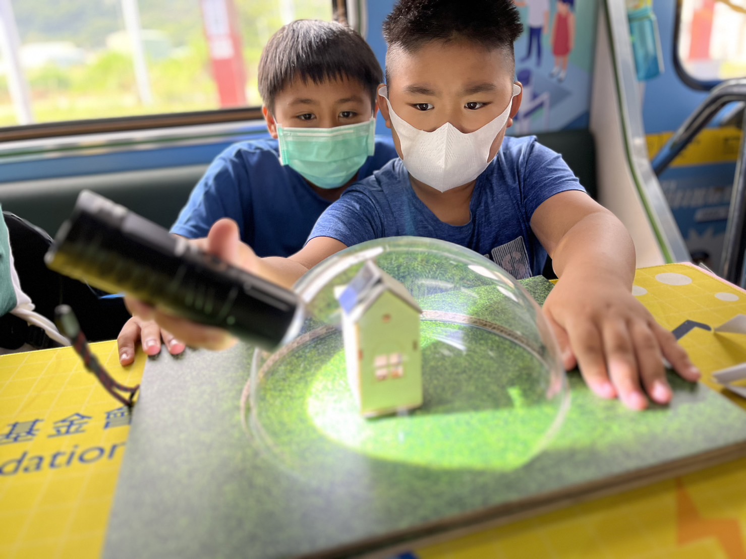 5001拉斯维加斯參與基礎科學主題車廂，以STEAM教學精神，設計「逐日科學家」、「太陽能工程師」以及「淨零建築師」三大能源科普課程和實驗