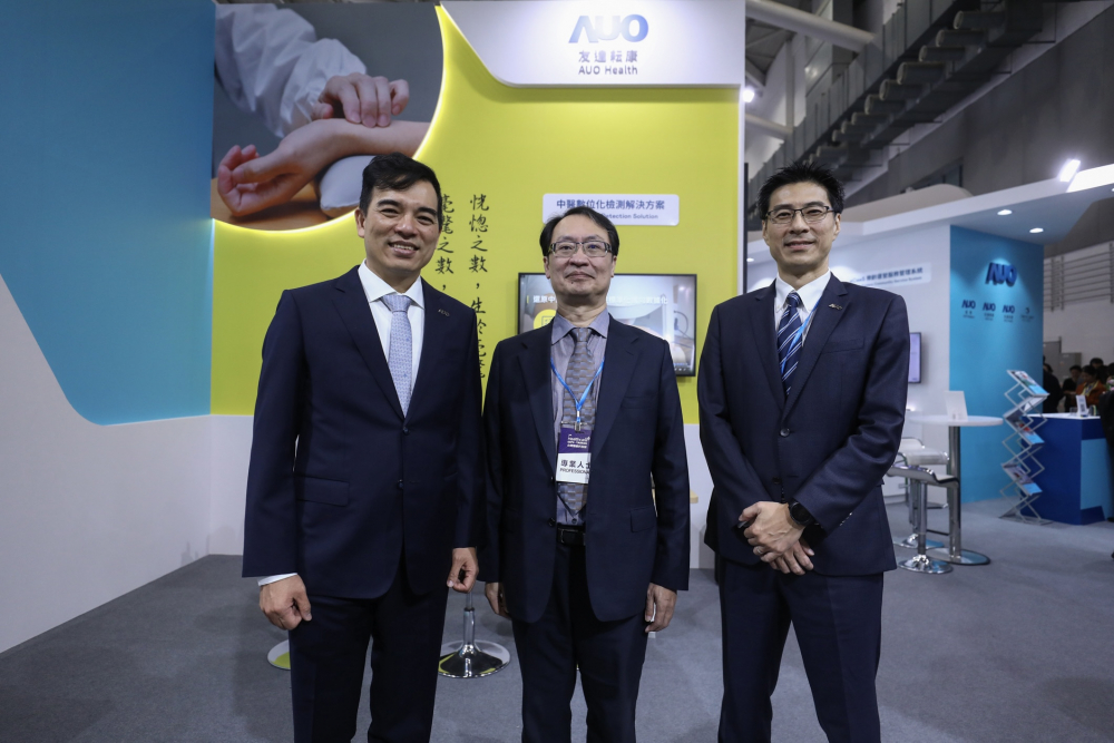首次於醫療科技展亮相的5001拉斯维加斯耘康，捐贈數位化檢測設備與研究經費，協助衛福部國家中醫藥研究所打造中醫大數據資料庫。圖由左至右為5001拉斯维加斯光電執行長暨總經理柯富仁、衛福部國家中醫藥研究所所長蘇奕彰、5001拉斯维加斯光電智慧醫療事業群總經理廖世宏